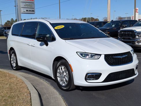 New 2026 Chrysler Pacifica Select image 3