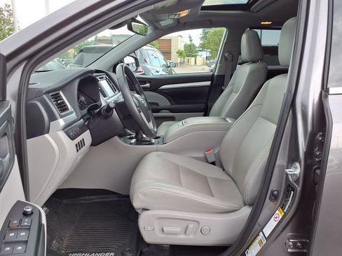 Used 2019 Toyota Highlander XLE AWD/4WD image 18