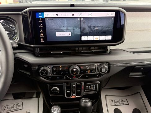 Used 2025 Jeep Wrangler Unlimited Sahara image 12