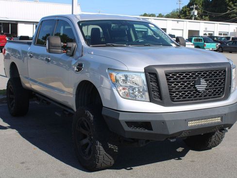 Used 2018 Nissan Titan SV AWD/4WD image 3