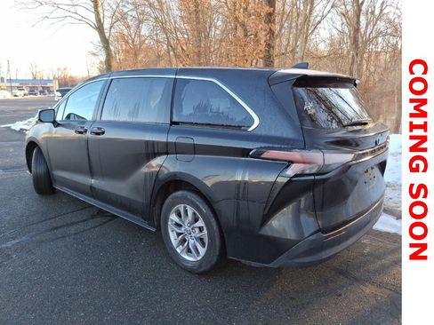 Used 2024 Toyota Sienna LE image 6