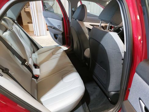Certified 2025 Hyundai Elantra Limited FWD image 11