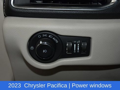 Used 2023 Chrysler Pacifica Limited FWD image 9