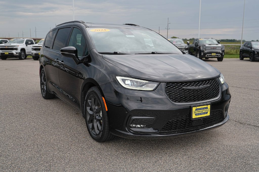 Used 2025 Chrysler Pacifica Limited FWD image 5
