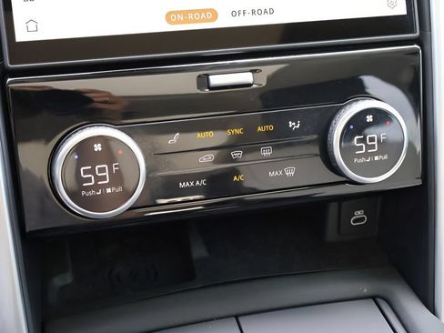Certified 2025 Land Rover Discovery Dynamic SE AWD/4WD image 25
