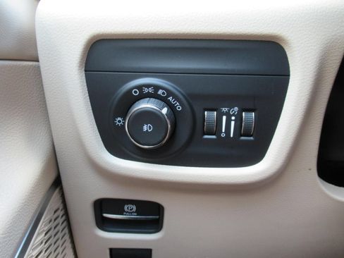 Certified 2025 Jeep Grand Cherokee Limited w/ Luxury Tech Group II AWD/4WD image 24