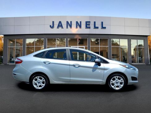 Used 2016 Ford Fiesta SE FWD image 4