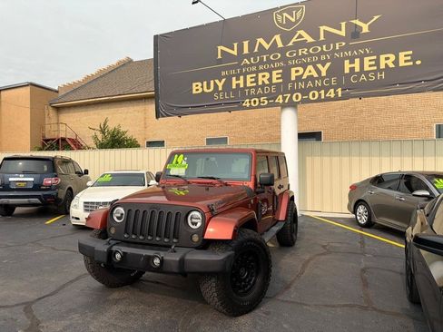 Used 2014 Jeep Wrangler Unlimited Sahara w/ Dual Top Group AWD/4WD image 47