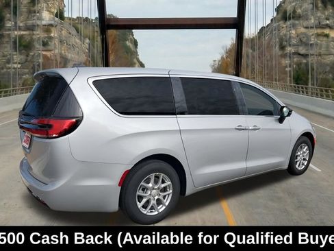 New 2026 Chrysler Pacifica Select image 11