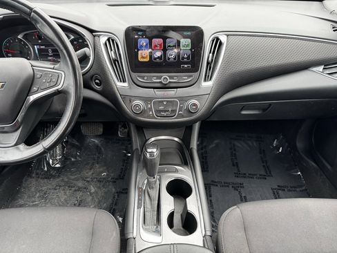Used 2018 Chevrolet Malibu LT image 2