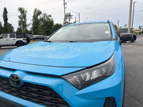 Used 2021 Toyota RAV4 LE FWD image 11