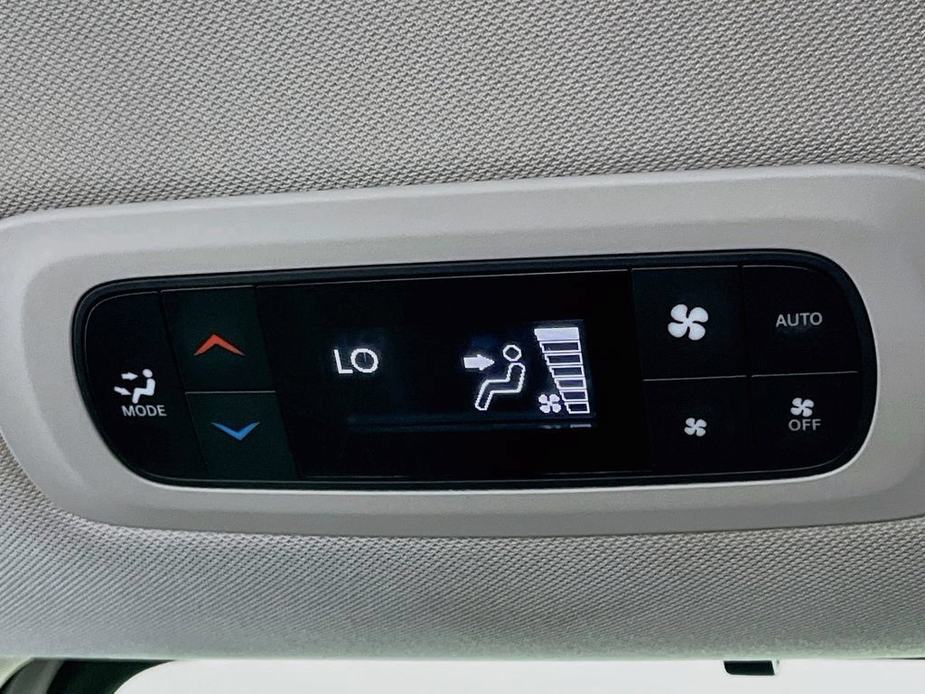 Used 2024 Chrysler Pacifica Touring-L FWD image 33