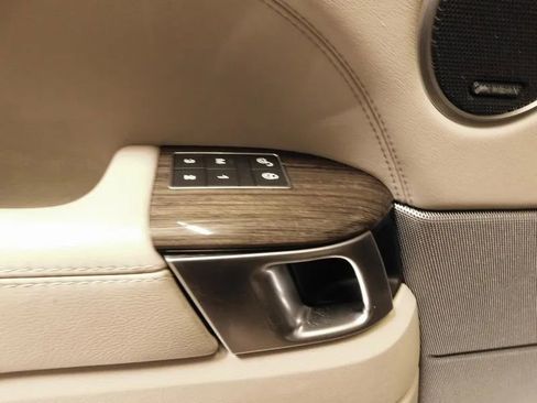 Used 2017 Land Rover Range Rover Sport SE image 30