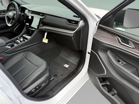 New 2026 Jeep Grand Cherokee Limited Reserve image 17