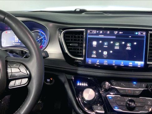 Used 2022 Chrysler Pacifica Limited w/ Uconnect Theater Family Group FWD image 6