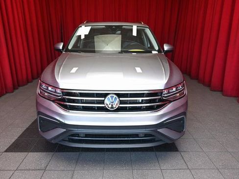 Used 2022 Volkswagen Tiguan SE w/ Panoramic Sunroof Package image 9