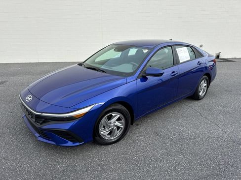 Certified 2025 Hyundai Elantra SE FWD image 1