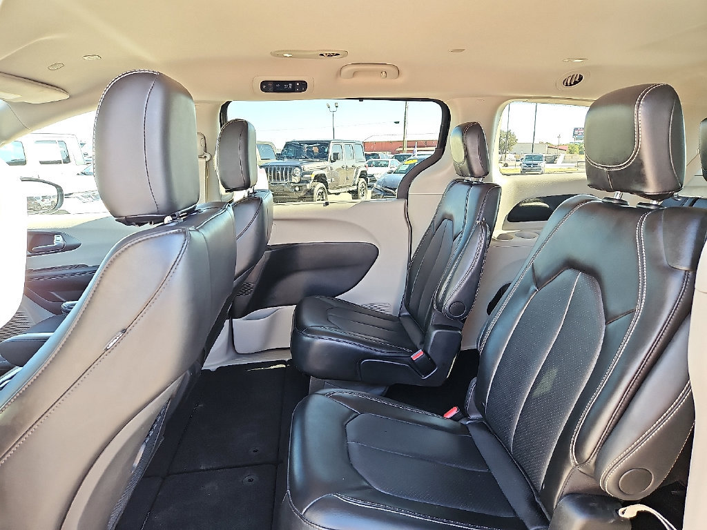 Used 2024 Chrysler Pacifica Touring-L FWD image 17