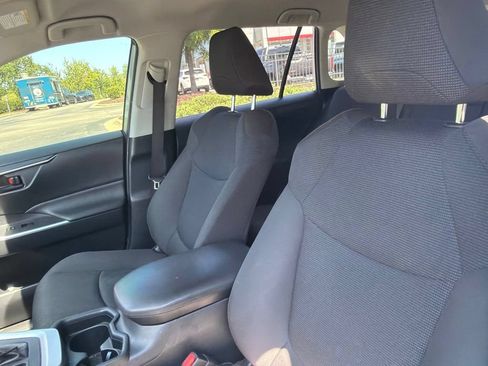 Used 2019 Toyota RAV4 LE FWD image 9