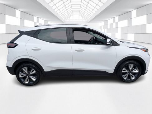 Used 2022 Chevrolet Bolt EUV LT w/ Convenience Package FWD image 8