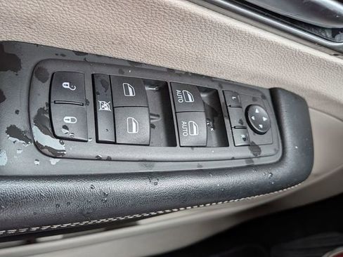 Certified 2023 Chrysler Pacifica Touring-L image 16