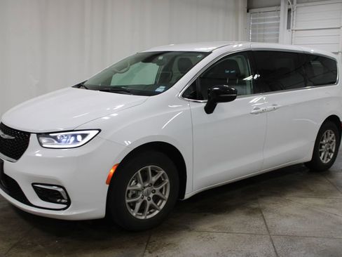 Used 2024 Chrysler Pacifica Touring-L image 4