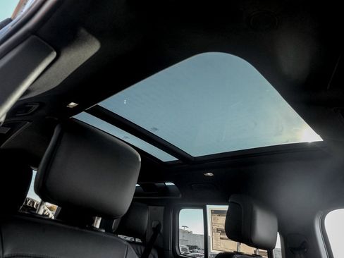 Used 2025 Land Rover Defender 110 S image 24