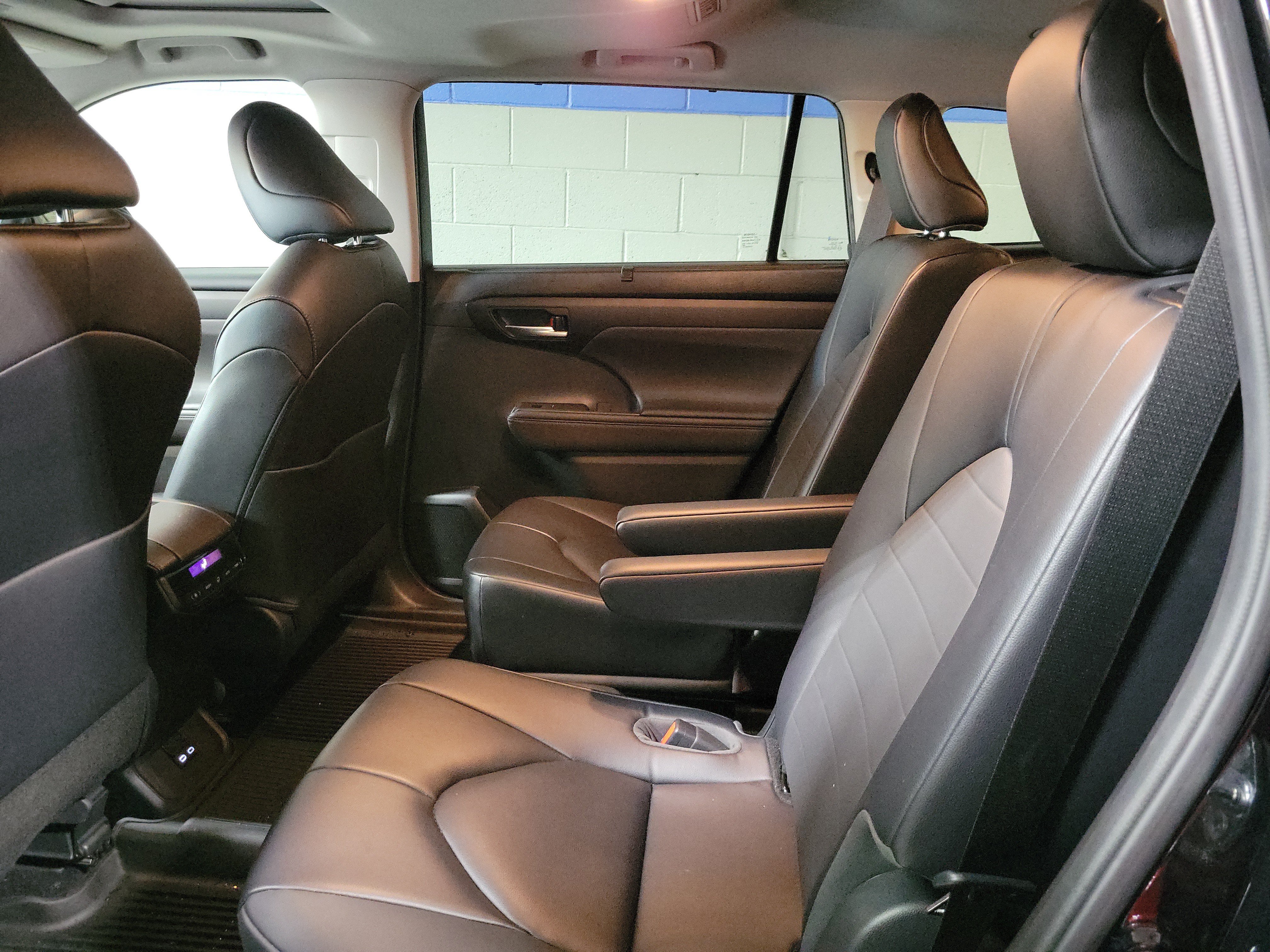 Used 2023 Toyota Highlander XLE AWD/4WD image 18