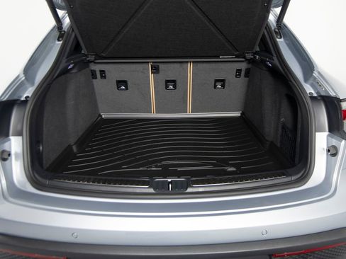 Certified 2025 Porsche Macan image 40