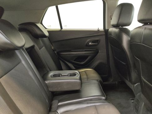 Used 2022 Chevrolet Trax LT w/ LT Convenience Package AWD/4WD image 19