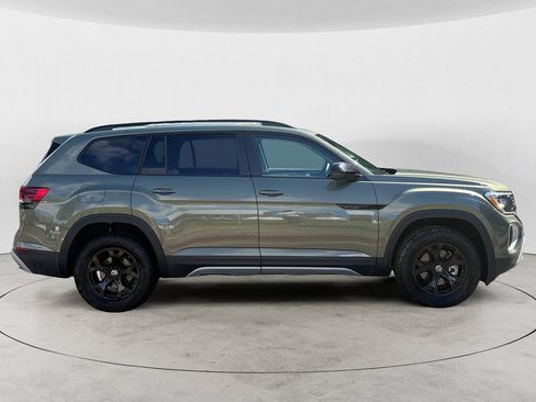 Used 2025 Volkswagen Atlas Peak Edition SE AWD/4WD image 4