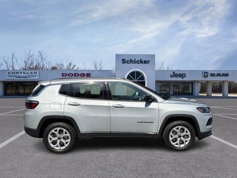 Used 2025 Jeep Compass Latitude AWD/4WD image 2