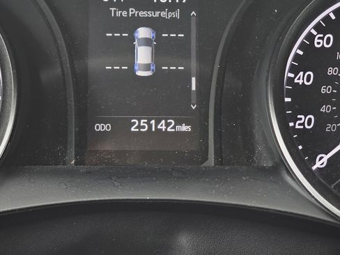 Used 2024 Toyota Camry SE image 12