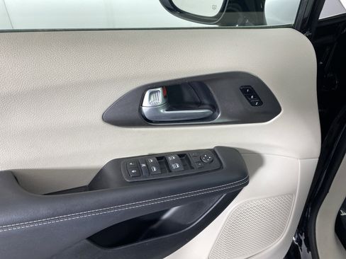 Used 2024 Chrysler Pacifica Touring-L image 14