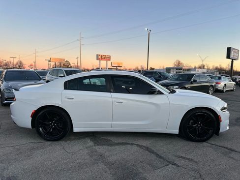Used 2018 Dodge Charger SXT w/ Blacktop Package image 5