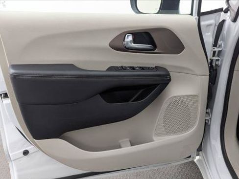 Used 2023 Chrysler Voyager LX FWD image 13