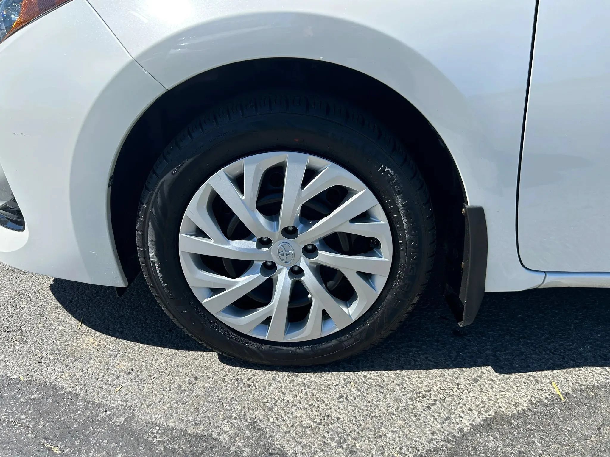 Used 2018 Toyota Corolla LE FWD image 22