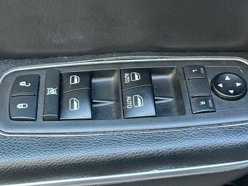 Used 2018 Chrysler 300 S RWD image 12