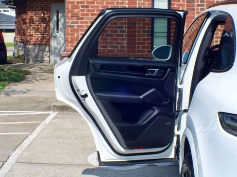 Used 2021 Porsche Cayenne S image 43