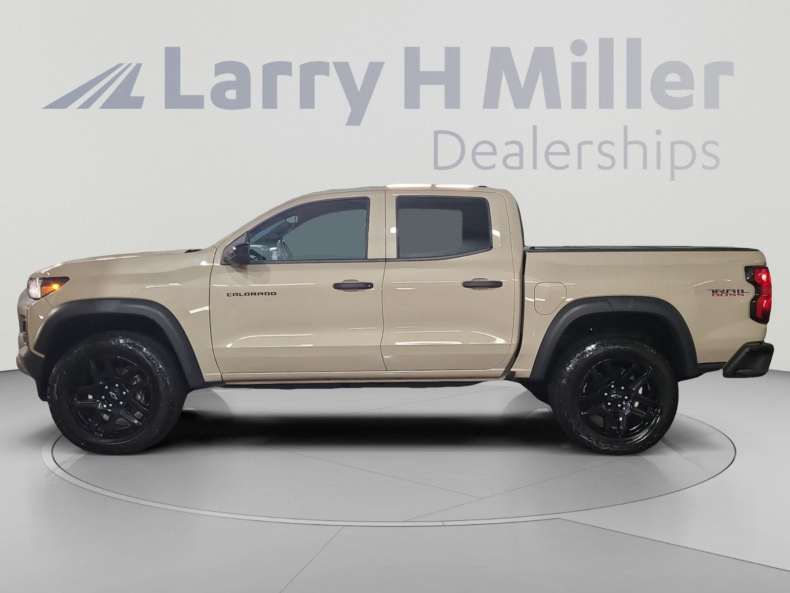 Used 2024 Chevrolet Colorado Trail Boss w/ Technology Package AWD/4WD image 2