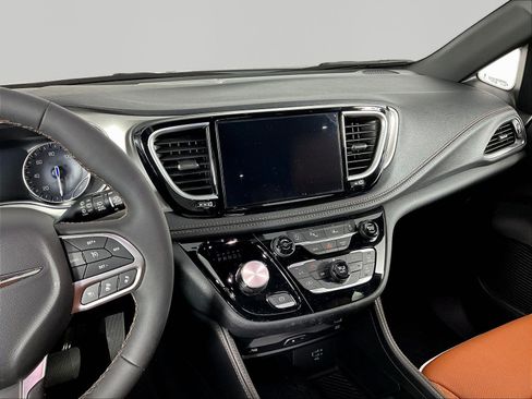 Used 2026 Chrysler Pacifica Pinnacle FWD image 9