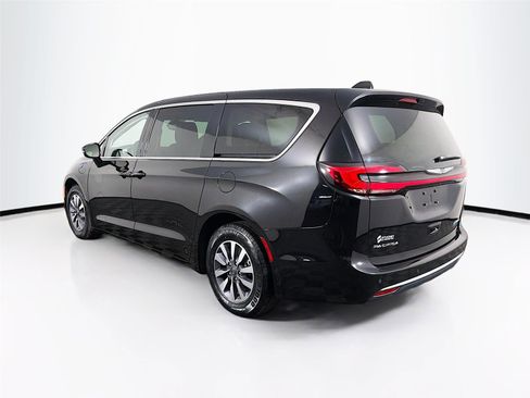 Used 2024 Chrysler Pacifica Select image 5