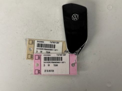 Used 2025 Volkswagen Tiguan SE AWD/4WD image 10