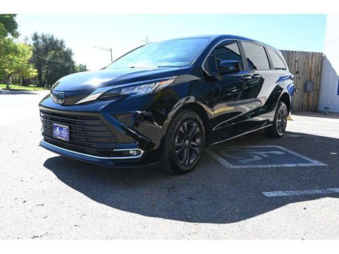 Used 2022 Toyota Sienna XLE image 10