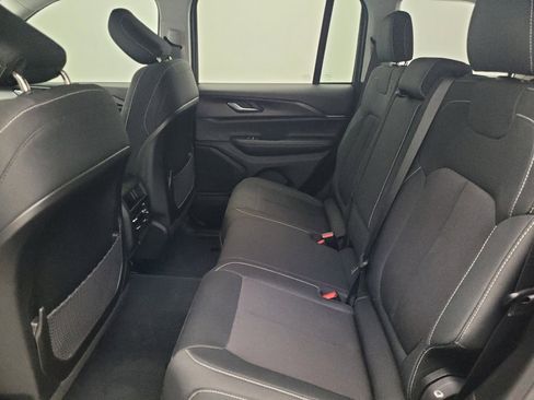 Used 2023 Jeep Grand Cherokee Laredo image 18