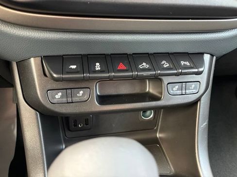 Used 2022 Chevrolet Colorado Z71 AWD/4WD image 13