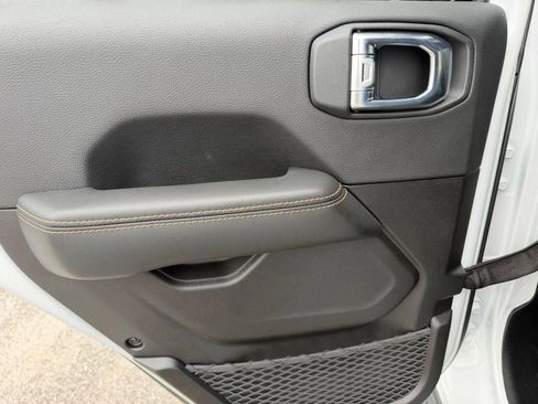 Used 2026 Jeep Wrangler Unlimited Sahara AWD/4WD image 13