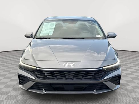 Used 2025 Hyundai Elantra Limited FWD image 2