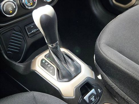 Used 2017 Jeep Renegade Latitude FWD image 9