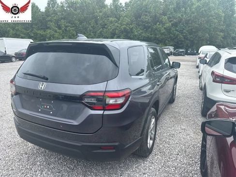 Used 2023 Honda Pilot LX image 2